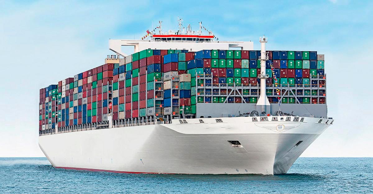 Imagen de un mega buque portacontenedor durante la navegación.